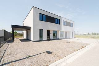 Exclusieve NIEUWBOUW DRIE-GEVELVILLA afgewerkt in duurzame materialen, 3-4 slaapkamers met dressingruimte, domotica en overal massieve eikparket. <br /><br />Gelegen in een rustig doodlopend straatje vindt u deze unieke koppelbouw.<br />Bruto woonoppervlakte > 224m2 | carport 18m2| zuid-west gelegen | domotica (loxone)| laadpaal | overal vloerverwarming | overal airco<br />Overal designverlichting. E28 werd vooropgesteld. Dit is de RECHTERWONING.<br /><br />De ruime inkomhal verwelkomt u met brede massieve eiken parketvloeren.<br />Hoge pivoterende deuren en elegante stalen deuren (www.anywaysdoors.be) zorgen voor stijlvolle overgangen tussen de leefruimtes.<br />Grote glaspartijen bieden een naadloze verbinding met de tuin en optimaal lichtcomfort.<br />De polyvalente 4de ruimte, akoestische afgesloten, is perfect als bureau of hobbyruimte.<br /><br />De luxueuze keuken met hoogwaardige toestellen is inbegrepen maar wordt na aankoop geplaatst, volledig naar uw smaak.<br />Aansluitend is er een extra ruimte naast de keuken en een berging/technische ruimte. De woning beschikt over een Wolf warmtepomp<br />(6 kW) en airco: 6 binnenunitis en 2 buitenunits (slaapkamers, badkamer, living en polyvalente ruimte)<br /><br />Op de verdieping bevinden zich 3 zeer ruime slaapkamers, elke met dressingruimte, een tweede apart toilet en een royale, luchtige nachthal.<br />De badkamer is uitgerust met een inloopdouche met mortexafwerking, een designbad en een elegant lavabomeubel, design bad en lavabomeubel.<br /><br />De tuin biedt namiddag -en avondzon.<br />Verkoop onder registratie op de grond en 21% btw op de constructie. <br /><br />Alle materialen zijn zorgvuldig geselecteerd voor een uitzonderlijke woonkwaliteit en een hoog coocoongehalte voor de veeleisende bewoner. <br /><br />Reserveer uw persoonlijke rondleiding met Nik en geniet van dit hoogstaand woonconcept op centrale ligging.<br />Bel nu op 051 62 40 40<br />