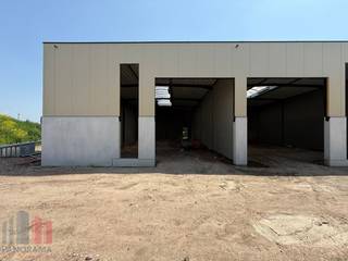 <strong>Gloednieuwe KMO-unit van 255m²</strong> gelegen te Evergem. De ligging in Evergem zorgt voor een uitstekende bereikbaarheid, op slechts 2 km van de R4, wat een vlotte verbinding biedt naar zowel de E34 richting Antwerpen/Knokke als de E40 richting Brussel en Oostende.<br /><br />De unit maakt deel uit van het project <strong>'Bizzpark Doornzele'</strong>, een project gekenmerkt door duurzaamheid en architectuur. Er is bovendien een optie om een extra verdieping van 60 m² te realiseren, bespreekbaar op aanvraag, ideaal als kantoor of extra opslagruimte. Deze unit is uitgerust met een automatische sectionale poort en heeft een vrije hoogte van 6,5 meter. De unit is volledig geïsoleerd en afgewerkt met een polybetonvloer met een draagkracht van 2,5 ton/m² permanente belasting. De ruimte is ook voorzien van een lichtstraat met geïntegreerd rookluik, een elektrische aansluiting van 3 x 400V + N met een stroomsterkte van 40A. Elke unit beschikt tevens over een regenwaterput van 5.000 liter. Zonnepanelen kunnen nog optioneel worden voorzien, afhankelijk van de noden van de gebruiker.<br /><br />De omgeving van het gebouw wordt volledig aangelegd met groenvoorziening. Verplichte aankoop van één autostaanplaats, extra staanplaatsen mogelijk alsook mogelijkheid voor wachtbuizen voor het plaatsen van een laadpaal. Indien u op zoek bent naar een andere oppervlakte, staan wij ook klaar om u verder te helpen. <strong>Reeds 65 % verkocht!</strong><br /><br />Heeft u interesse of wenst u graag meer details over deze KMO-unit? Aarzel dan niet om contact op te nemen met <strong>PANORAMA B2B</strong> voor bijkomende informatie, gedetailleerde plannen of om een vrijblijvend plaatsbezoek in te plannen. U kunt ons bereiken op het nummer <strong>0477 02 09 02</strong>.