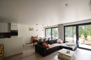 <p><span>In een rustige zijstraat van de Duinkerkestraat, Werf, vinden we dit recente (2017) en energiezuinige appartement terug. In de nabije omgeving bevinden zich op wandelafstand alle nodige voorzieningen, zoals: kleinhandel, grootwarenhuizen (Colruyt op 100m), scholen, openbaar vervoer, enz.</span></p><p><span> </span></p><p><span>Het appartement zelf maakt deel uit van Residentie Aureus en bevindt zich op de gelijkvloerse verdieping. Aan de voorzijde van het gebouw is een private autostaanplaats inbegrepen. Verderop is er nog voldoende parkeermogelijkheid. </span></p><p><span> </span></p><p><span>We betreden het appartement via de inkomhal die leidt naar de lichtrijke en ruime woonkamer met open keuken. Deze is volledig uitgerust met een dubbele spoelbak, een vaatwas, een heteluchtoven, een koelkast met vriesvak en een keramische kookplaat met dampkap. Verder is hier nog een koele berging voorzien met aansluiting voor een wasmachine, droogkast of extra diepvries. De grote schuiframen in de woonkamer geven uit op het zuidgerichte terras met een mooi uitzicht. Een betonnen trap leidt nog naar beneden waar zich een uiterst aangename tuin schuilhoudt. </span></p><p><span> </span></p><p><span>Terug binnen treffen we eerst de moderne badkamer aan. Deze is voorzien van een inloopdouche, een handdoekenrek, een dubbele wastafel in meubel en extra linnenkast. Verder bevinden zich nog het aparte toilet en de beide slaapkamers (307*294 & 413*277). Alle meubels die op de foto's te zien zijn kunnen rechtstreeks aan de eigenaar worden overgekocht. </span></p><p><span> </span></p><p><span>Het appartement beschikt verder nog over een ventilatiesysteem en wordt verwarmd via een condensatieketel op gas. De gemeenschappelijke kosten worden nog begroot en zullen deel uitmaken van een jaarlijkse afrekening.</span></p><p><span> </span></p><p><span>TROEVEN:</span></p><p><span>- </span><span>Recent en energiezuinig</span></p><p><span>- Terras en tuin</span></p><p><span>- Inbegrepen autostaanplaats voor de deur</span></p><p><span> </span></p><p><span>Bent u geïnteresseerd in dit moderne appartement? Aarzel dan niet en contacteer ons op 057 69 99 70 of via info@whitehouse.immo!</span></p>