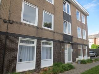 2-slaapkamer appartement met vloerverwarming in Wondelgem
Instapklaar gelijkvloers appartement met 2 slaapkamers en vloerverwarming in Wondelgem
Op zoek naar een comfortabel en energiezuinig appartement op een rustige ligging? Dit gezellig gelijkvloers appartement in Wondelgem - met een bewoonbare netto oppervlakte van 76 m²- werd volledig gerenoveerd in 2026 en combineert modern wooncomfort met een uitstekende bereikbaarheid.
Gelegen in een verzorgde mede-eigendom met 18 appartementen (bouwjaar 1968), bevindt het appartement zich in een rustige doodlopende straatje (square), vlakbij openbaar vervoer, winkels en belangrijke invalswegen.
Indeling
• Inkomhal en nachthal
• Lichtrijke woonkamer van 26 m²
• Volledig ingerichte keuken met elektrisch fornuis, vaatwasser en dampkap
• 2 slaapkamers van 14 m² en 9,6 m²
• Eén slaapkamer geeft via een vensterdeur toegang tot een klein terrasje en de parking
• Nieuwe badkamer met moderne douche, lavabo, toilet en spiegelkast
• Praktische berging met aansluiting voor wasmachine en droogkast
Troeven
✔ Volledig gerenoveerd in 2026. EPC B
✔ Nieuwe vloerverwarming met polybeton als vloer (en 30 cm vloerisolatie), verwarmd met gascondensatieketel van Vaillant
✔ Gemeenschappelijke kosten van 120 €/m want geen lift en geen gemeenschappelijke verwarming
✔ Elektrische installatie conform gekeurd voor 25 jaar
✔ Rustige ligging in doodlopende straatje
✔ Vlotte verbinding naar Gent centrum via tram (halte op 550m) en R4. Station Wondelgem op 1,1 km of 4 min met fiets. Mobiscore: 8,7 op 10.
✔ Nabij Lidl, Colruyt en Delhaize Wondelgem. Basic-Fit op 900m of 3 min met fiets.
✔ Speeltuin Ter Durmenpark op 1,3 km
✔ Goedkope elektrische laadpalen van EnergyVision op 550 m en Dats 24 bij Colruyt
Extra
Mogelijkheid tot aankoop van een garagebox: € 28.000
Kadastraal inkomen (KI) : 671 €, Onroerende voorheffing : 799 € in 2025
Geen interesse in samenwerking met vastgoedmakelaars. Vastgoedmakelaars gelieve ons niet te contacteren.