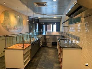 2 handelspanden met bovenliggend duplex-appartementin centrum Tongeren (2 huisnummers) Pal in het centrum van Tongeren vinden we deze handelszaak met...