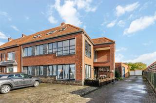 Opbrengsteigendom bestaande uit 3 appartementen en een studio, gelegen te Tessenderlo. Belangrijkste troeven:- Mogelijkheid tot het maken van 4...