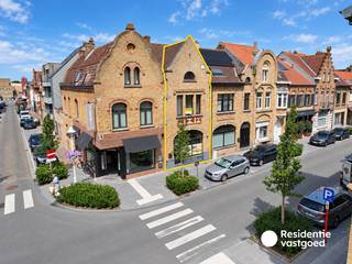 Herenhuis met handelsruimte &amp; wellness in Nieuwpoort-Stad<br /><br />In het centrum van Nieuwpoort-Stad bevindt zich dit gerenoveerde herenhuis (2015) met handels-/kantoorruimte, 4 slaapkamers en een bewoonbare opp. van 254 m². De woning beschikt over een lichtrijke leefruimte, volledig uitgeruste keuken met BOSCH-toestellen, luxueuze wellnessruimte (sauna, jacuzzi, inloopdouche) en 2 terrassen (± 36 m²).<br /><br />De vermelde prijs is een richtprijs. Elk bod, hoger of lager dan deze prijs wordt voorgelegd aan de eigenaar, die zich het recht voorbehoudt om dit te aanvaarden of te weigeren.<br /><br />Energiezuinig met EPC B, hoogrendementsglas, dak- en muurisolatie en geen renovatieplicht. Ideaal voor wie wonen en werken wil combineren op een topligging aan de kust.<br /><br />📞 Contacteer ons voor meer info of een bezoek.<br /><br />Neem voorsprong met een vrijblijvende en gratis schatting van uw eigendom via:<br />http://www.residentievastgoed.be/gratisonlineschatten<br /><br />(Ref. NI27013)