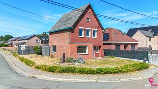 <p><span>Bij ImmoFusion 7/7 “open huis” : klik op onze 3D-RONDLEIDING!</span><br /><span>Ervaar vastgoed alsof je er zelf doorloopt en bekijk de virtuele tour!</span><br /><br />Welkom in Heusden-Zolder waar we deze prachtige, gedeeltelijk op te frissen woning met ruime tuin vinden. Deze charmante woning biedt een warme sfeer en is perfect voor wie op zoek is naar een gezellige plek om thuis te komen. Met drie slaapkamers, een badkamer en een gerenoveerde keuken, zijn alle essentiële voorzieningen aanwezig om een comfortabel leven te leiden.<br /><br /></p>
<p>Bij het betreden van het huis word je begroet door een gastvrije hal met een klassieke houten trap die leidt naar de bovenverdieping. De woonkamer straalt gezelligheid uit, met grote ramen die overvloedig daglicht binnenlaten. De ruimte biedt voldoende mogelijkheden om het naar eigen smaak in te richten en een persoonlijk tintje toe te voegen.<br /><br /></p>
<p>De keuken is onlangs gerenoveerd en voorzien van moderne apparatuur en kasten. Hier kun je jouw culinaire vaardigheden de vrije loop laten gaan en heerlijke maaltijden bereiden voor vrienden en familie.<br /><br /></p>
<p>De woning beschikt over drie comfortabele slaapkamers, elk met voldoende ruimte voor een bed, kledingkast en persoonlijke spullen. De ramen in de slaapkamers bieden een prachtig uitzicht op de grote tuin, waardoor je elke dag wordt begroet met een vleugje natuur.<br /><br /></p>
<p>De badkamer is uitgerust met een douchecabine, perfect voor ontspannende momenten na een drukke dag. Hier kun je heerlijk tot rust komen.<br /><br /></p>
<p>Een van de grootste troeven van deze woning is de ruime tuin die zich uitstrekt aan de achterkant van het huis. Hier kun je genieten van je eigen groene oase, omringd door bomen en bloeiende struiken. De tuin biedt voldoende ruimte voor verschillende activiteiten, zoals tuinieren, barbecues of gewoon ontspannen met een goed boek.<br /><br /></p>
<p>Gelegen in een rustige buurt, is deze woning ideaal voor wie op zoek is naar een vredige en serene omgeving. Tegelijkertijd bevindt de woning zich op korte afstand van winkels, scholen en andere voorzieningen, waardoor het gemakkelijk is om aan alle dagelijkse behoeften te voldoen.<br /><br /></p>
<p>Kortom, deze deels op te frissen woning met grote tuin biedt een geweldige kans om een persoonlijk stempel te drukken op een karaktervolle woonruimte. Met zijn drie slaapkamers, badkamer en gerenoveerde keuken is het de ideale plek om een comfortabel en gezellig thuis te creëren, omringd door groen en rust. Maak van deze woning jouw droomhuis en geniet van het leven in een prachtige omgeving. Welkom thuis!<br /><br /></p>
<p>Pluspunten:<br />-3 slaapkamers<br />-oase van rust in een grote tuin<br />-gerenoveerde geïnstalleerde badkamer<br />-In de buurt van winkels en eetgelegenheden</p>
<p><span>Voor een bezichtiging ter plaatse of meer info, bel ons op 078/78.78.70, of kom gewoon binnen op ons kantoor, steeds welkom</span></p>