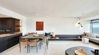 In de gegeerde residentie 'Het Zoute' gelegen op de hoek van het bekende plein "Place M’as-tu-Vu" bevindt zich een uniek appartement met...