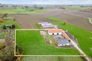 Vous rêvez d’un cadre de vie paisible et spacieux, entouré de verdure ? Cette authentique ferme carrée à Mourcourt offre d’innombrables...