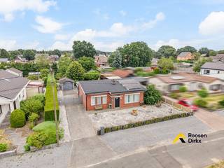 <p>In de rustige De Vreedestraat, aan de rand van het dorpscentrum van Hechtel, te midden van de Noord Limburgse bossen vindt u deze nieuwe kans in ons aanbod. U snoept hier als het ware van 2 walletjes: aan de ene kant de rustige bosrijke Limburgse Kempen en aan de andere kant het centrum van Hechtel, met haar scholen, horeca, winkels en sportmogelijkheden. Vanuit Hechtel bent u bovendien snel bij de grote verbindingswegen naar Hasselt of Eindhoven, en ook de oprit naar de E314 is op een kwartier bereikbaar.<br /><br />De woning is vrijstaand op een ruim perceel van 12a met veel privacy. Het interieur is smetteloos onderhouden en heeft reeds een aantal vernieuwingen ondergaan: zo is er dit jaar nog een nieuwe badkamer geplaatst en is er enkele jaren geleden een nieuwe keuken geïnstalleerd. Ook recent is er een nieuwe laag roofing op het platte dak voorzien. Eveneens is er recent een airco-installatie geplaatst.<br /><br />Verder heeft het huis een praktische indeling, is er een voorraadkelder een aparte garage en beschikt u over 2 (mogelijks 3) slaapkamers.<br /><br />De gelijkvloerse indeling maakt levenslang wonen mogelijk, al kan het geheel eveneens dienst doen als vakantiewoning of als starterswoning.<br /><br />INDELING:<br /><br />Gelijkvloers (±145m²):<br />- Inkomhal<br />- Woonkamer<br />- Keuken<br />- Bureel<br />- Wasplaats<br />- Toilet<br />- Badkamer<br />- Slaapkamer 1<br />- Slaapkamer 2<br />- Veranda<br />- Garage<br /><br />Kelder (±20m²):<br />- Voorraadkelder<br /><br />PRO:<br />- Ruim perceel met veel privacy<br />- Tip top onderhouden gelijkvloerse woning<br />- Prachtige ligging in een rustige buurt met veel groen<br />- Hechtel centrum op wandel- dan wel fietsafstand<br />- Nederland, Hasselt en de E314 vlot bereikbaar<br /><br />Stedenbouwkundige inlichtingen in aanvraag.</p>