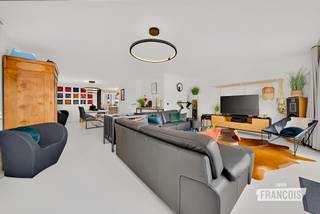 Op een boogscheut van het centrum van De Haan, in de rustige Goudfazantlaan, vinden we dit prachtig gerenoveerde en uitzonderlijk ruime hoekappartement terug. Een ideale ligging voor wie graag rustig woont, maar toch op wandel- en fietsafstand van het centrum, handelszaken en de kust wenst te verblijven.<br /><br />Het appartement beschikt over een royale bewoonbare oppervlakte van maar liefst 137 m². Dankzij de hoekligging en de vele raampartijen geniet u doorheen het appartement van bijzonder veel natuurlijke lichtinval, wat samen met de smaakvolle renovatie voor een aangename en uitnodigende sfeer zorgt.<br /><br />Bij het betreden van het appartement komt u terecht in de inkomhal, die toegang biedt tot een toilet en de royale leefruimte. Van hieruit heeft u rechtstreeks toegang tot het zonnige, zuidgerichte terras. Een absolute troef waar u volop van de zon en het buitenleven kunt genieten.<br /><br />Aansluitend aan de leefruimte bevindt zich de verzorgde keuken. Aan de keuken is bovendien een ruime praktische berging voorzien, ideaal voor extra opslag.<br /><br />Verder beschikt het appartement over maar liefst drie ruime slaapkamers. De vernieuwde badkamer is eveneens bijzonder ruim en compleet uitgerust met zowel een ligbad als een aparte douche, toilet en wastafel.<br /><br />Ook op technisch vlak werden reeds belangrijke investeringen uitgevoerd. Zo werd onder meer het raamwerk volledig vernieuwd, waardoor het appartement vandaag een instapklare woonst vormt.<br /><br />Bij het appartement hoort een garagebox in het complex, deze dient verplicht mee aangekocht te worden voor 29.000,00 euro. Elk bod zal in overweging worden genomen. <br /><br />Bent u op zoek naar een uitzonderlijk ruim en gerenoveerd appartement met drie slaapkamers, veel natuurlijke lichtinval en een heerlijk zuidgericht terras op een rustige ligging nabij het centrum van De Haan? Dan is dit appartement absoluut een bezoek waard.<br /><br />Contacteer Victor via victor@immofrancois.be of 0470 64 60 28 voor meer informatie of een bezoek ter plaatse.<br /><br />