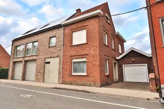 <p><span>DISCOVERY DAY || zaterdag 10 oktober ||</span></p><p><span>Kom deze woning vrijblijvend bezoeken tussen 13u en 14u.</span></p><p><span> </span></p><p><span> </span></p><p><span>HALF OPEN WONING MET VEEL WOONRUIMTE</span></p><p><span> </span></p><p><span>Deze gezinswoning kijkt uit naar een verdere afwerking.<br />Stevig in zijn schoenen met heel veel potentieel en aangenaam tuincontact.<br /><br />Een warme inkomhal met een mooie trap verwelkomt. <br />Achter de dubbele glazen deur komt een aardige leefruimte opzetten. <br />Tuincontact is er al, uitbreidingsmogelijkheden zijn er ook en bieden ruimte voor nieuwe, creatieve ideeën. <br /><br />De keuken is momenteel apart, maar kan perfect meer betrokken worden, zo ontstaat een extra dimensie die een open sfeer creëert . <br />Vooraan is een extra ruimte die kan ingezet worden als bureau, speel- of hobbykamer.</span></p><p><span> </span></p><p><span>Op het eerste verdiep zijn 2 slaapkamers en een aanzet tot een badkamer (leidingen reeds aanwezig).<br />De traphal verbindt ook de zolder die voorziet in nog 2 slaapkamers.<br /><br />Er is een berging grenzend aan de keuken en een grote kelderruimte.<br />Met oprit en garage.</span></p><p><span> </span></p><p><span>Buiten komt de tuinliefhebber zeker aan zijn trekken, heel veel ruimte staat klaar om ingericht te worden, spelen en genieten perfect te combineren.<br /><br /></span></p><p><span>Het zichtbare vochtprobleem is intussen opgelost, zolder en verdiep zijn reeds voorzien van de nodige isolatie.</span></p><p><span> </span></p><p><span>HALF OPEN<br />EXTRA LARGE TUIN<br />VEEL MOGELIJKHEDEN<br />GARAGE</span></p><p><span> </span></p>