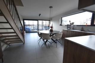 EXCLUSIEVE DUPLEX (2020) MET RUIM TERRAS OP TOPLOCATIE TE HEUSDEN-CENTRUM.Bent u op zoek naar een jong, energiezuinig en stijlvol appartement met...