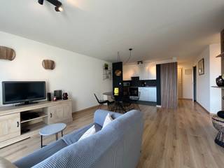Res. Soren Larsen.<br />Dit gemeubelde appartement met terras is gelegen in de Tijdokstraat.<br />Prachtig appartement bestaande uit een inkomhal met grote berging, een ruime woonkamer met toegang tot het terras, een eetruimte met open keuken, één slaapkamer, een apart toilet, een wasruimte met aansluiting voor een wasmachine en een badkamer met ligbad. Perfect instapklaar en gezellig appartement, vlakbij de jachthaven in Zeebrugge.<br />Provisie gemeenschappelijke kosten 60 euro per maand.<br />GA501.