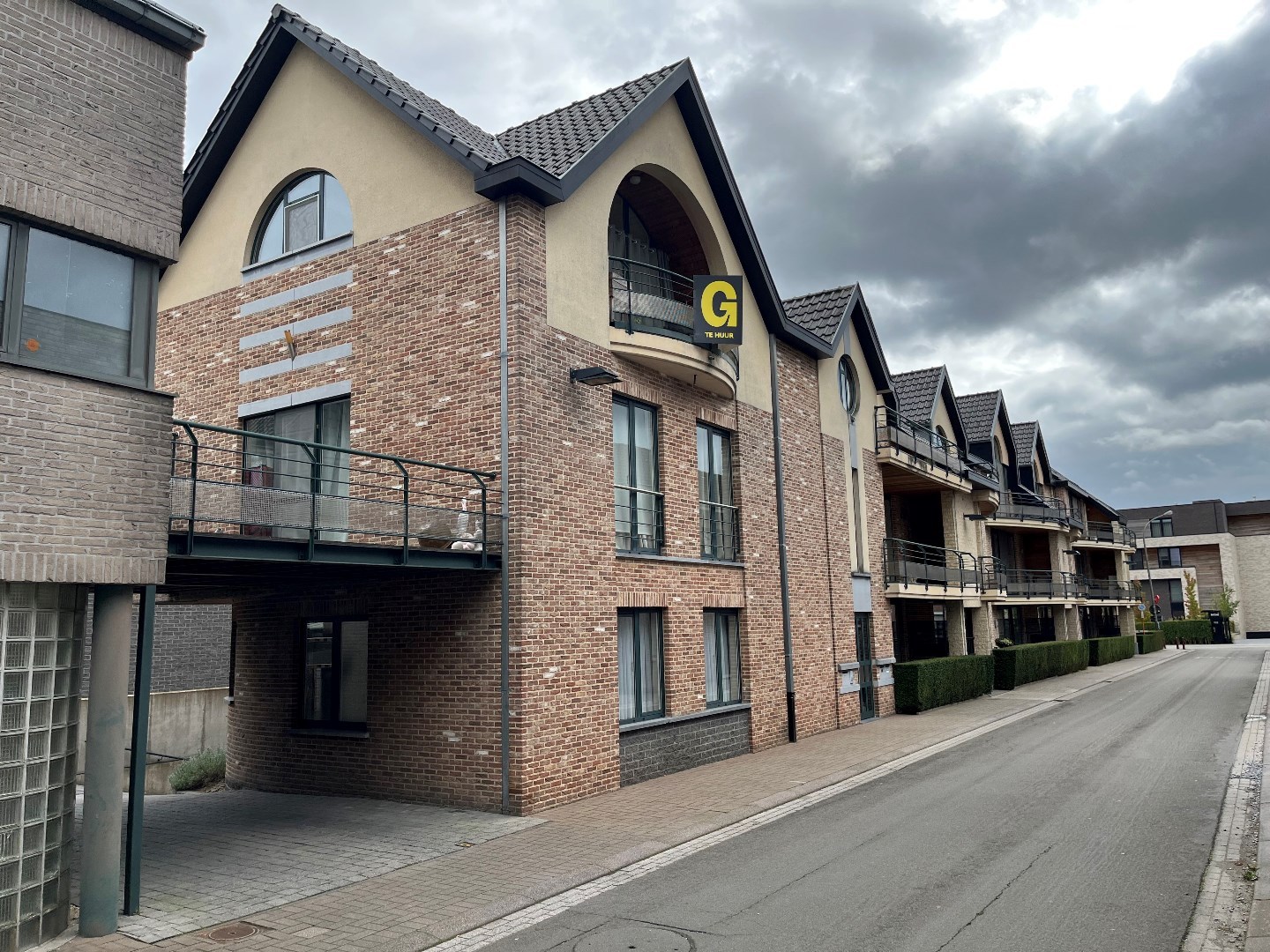 Aangenaam en luchtig appartement met 1 slaapkamer, terras & autostandplaats in ondergrondse garage in hartje Hoeselt - foto 1