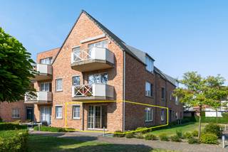 Bent u op zoek naar een rustig gelegen woonst in een afgesloten residentie?
Dan is dit gelijkvloers appartement met een uitstekende mobiscore van 8.7/10 ongetwijfeld iets voor u!
Via de inkomhal met apart toilet komt u vooraan in de twee slaapkamers terecht.
De badkamer is ingericht met ligbad + douchescherm en dubbel lavabomeubel.
De L-vormige living met de open ingerichte keuken met aanpalend de wasplaats zijn achteraan gelegen.
Via het privatieve terras komen we in de gemeenschappelijke tuin.
De ondergrondse garagebox (nummer 25) is in de vraagprijs begrepen en de maandelijkse provisie bedraagt € 151,52 voor o.a. de elektriciteit en het onderhoud van de gemeenschappelijke delen, blokpolis en syndicus.
Neemt u gerust contact op met ons kantoor om een plaatsbezoek in te plannen!
