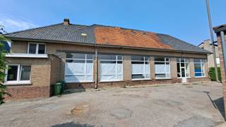 Multifunctioneel gebouw zijnde een voormalig schoolgebouw gelegen te Geetbets. Ideaal voor uitbating zelfstandige activiteit of dienstensector of vrij beroep of als groepspraktijk voor dokters, kinesisten enz... Het pand is langs achteraan bereikbaar met wagen en heeft meerdere toegangen. Het onroerend goed omvat nu op het gelijkvloers: 5 grote ruimten en 2 grote ruimten op 1ste verdieping. Riolering, elektriciteit en centrale verwarming is aanwezig. Contacteer ons snel om eens een bezoek te brengen.