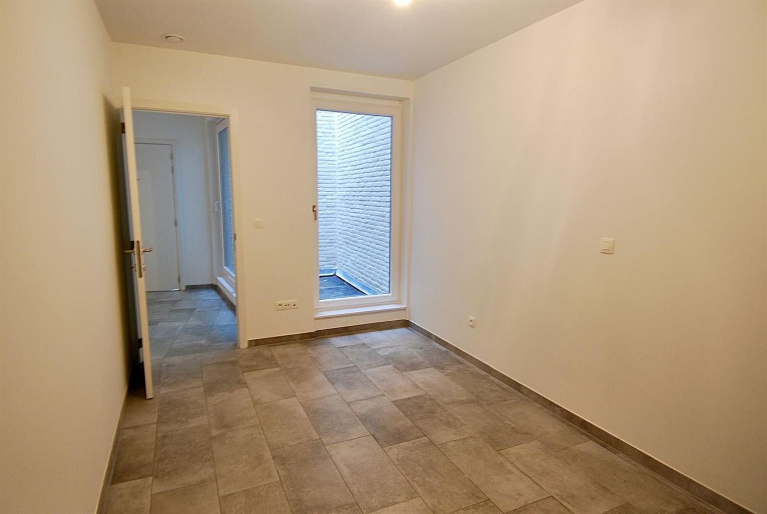 Instapklaar appartement met 1 slaapkamer+(kantoor/hobbykamer), gelegen in het centrum van Maaseik. - foto 4