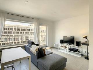 LAYOUT:4°V.: - entrance hall with guest toilet - bright living space- equipped open kitchen - cozy sun-drenched terrace - 2 bedrooms (7m² - 16m²) - bathroom with washbasin, shower and towel radiator - storage room with washing machine connection.Details: - renovated and ready to move in! - very central location in the city center- lovely sun terrace with a view of the Grote MarktOverall: - available from 01/01/2026- common cost + boiler maintenance: €75/monthInterested in this apartment? Request a quick visit at www.dewaele.com!