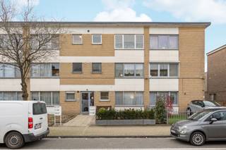 Dit gezellige appartement geniet van een centrale ligging in Hoevenen, op wandelafstand van winkels en openbaar vervoer en met een uitstekende verbinding naar de A12.
Via de ruime inkomhal komen we in de lichtrijke woonkamer met aansluitend de functionele keuken. Het appartement beschikt over twee slaapkamers, waarvan één toegang biedt tot de achtergelegen veranda.De badkamer is uitgerust met een douche en een lavabomeubel. Daarnaast zijn er een apart toilet en een praktische berging met wasvoorzieningen aanwezig. Achteraan het gebouw bevindt zich de bijhorende garage. Wenst u meer informatie? Contacteer ons via 03 568 03 03 of lauren@vastgoed03.be