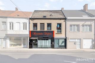 Op een centrale locatie in Wevelgem vindt u deze ruime, verzorgde woning met 178 m² bewoonbare oppervlakte en een perceel van 210 m². De woning telt 3 tot 4 volwaardige slaapkamers en een moderne badkamer.De begane grond verwelkomt met een lichtrijke living die naadloos overgaat in een open keuken met eetruimte. Dankzij de schuifdeur loopt u vanuit de eetkamer zo de onderhoudsvriendelijke tuin in.De handelsruimte vooraan kan eenvoudig aangepast worden tot studio met badkamer ( nutsvoorzieningen zijn aanwezig).Op de eerste verdieping vindt u twee ruime slaapkamers en een moderne badkamer met inloopdouche en wastafel. De zolderruimte geeft volop potentieel: een grote polyvalente ruimte met zichtbare houten balken biedt talloze mogelijkheden als extra slaapkamer(s), thuiskantoor of speelruimte.Tegenover de woning is voldoende parkeerplaats in de straat. Deze woning combineert ruimte, licht en praktische indeling in een aantrekkelijke buurt van Wevelgem, dichtbij winkels, scholen en openbaar vervoer. Een uitstekende keuze voor gezinnen die ruimte en flexibiliteit zoeken.