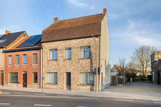 Zeer ruime halfopen bebouwing bestaande uit hal, bureel, apart toilet, gezellige living met open haard, grote leefkeuken, ingerichte badkamer...