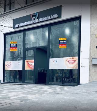 Op een uitstekende ligging in de Stationsstraat in Sint-Niklaas bevindt zich dit instapklare commerciële pand. Het gelijkvloers beschikt over een...