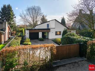 <p><strong>Volledig gerenoveerde designwoning in het groen met tuin en buitenkeuken</strong></p>
<p>Deze prachtige woning werd in 2021–2022 volledig gerenoveerd met hoogwaardige materialen, waarbij bijzondere aandacht werd besteed aan energiezuinigheid en modern wooncomfort. De woning bevindt zich in een rustige, groene straat met veel privacy, omringd door hoge bomen en natuur.</p>
<p>U betreedt het perceel via een automatische poort met videobewaking en domotica, wat onder meer handig is voor het ontvangen van pakjes. De ruime oprit biedt plaats aan meerdere wagens en er is bovendien een garage voorzien voor één wagen.</p>
<p>Bij het binnenkomen wordt u verwelkomd in een ruime inkomhal met gastentoilet, die leidt naar de indrukwekkende open leefruimte met een vide van maar liefst 6 meter hoog. Deze lichtrijke ruimte beschikt over een gashaard en grote raampartijen met schuifdeuren, waardoor binnen en buiten naadloos in elkaar overvloeien. Vanuit verschillende hoeken van de leefruimte geniet u van een prachtig zicht op de tuin en de terrassen.</p>
<p>De hyper geïnstalleerde keuken vormt het hart van de woning en sluit perfect aan op de leefruimte. Vloerverwarming op beide verdiepingen zorgt voor een aangenaam binnenklimaat en laat de stijlvolle afwerking in zwart gepolierd beton volledig tot zijn recht komen.</p>
<p>De master bedroom is een royale open ruimte met en-suite badkamer – voorzien van ligbad, inloopdouche en toilet – en een dressing. Vanuit de slaapkamer heeft u bovendien rechtstreekse toegang tot het terras en de tuin, wat zorgt voor een unieke woonbeleving.</p>
<p>Verder bevinden zich op het gelijkvloers nog twee extra slaapkamers en een tweede volledig afgewerkte moderne badkamer met inloopdouche.</p>
<p>Via een elegante stalen trap bereikt u de eerste verdieping, waar zich een aangename bureauruimte, een praktische wasruimte, een gezellige chillhoek en een ruime studio bevinden. De open verbinding met het gelijkvloers zorgt voor een warm en ruimtelijk gevoel, terwijl grote Velux-ramen zorgen voor een overvloed aan natuurlijk licht.</p>
<p>Daarnaast beschikt de woning over een ruime kelder, ideaal als extra bergruimte.</p>
<p>De bosrijke tuin vormt een ware oase van rust en is vanuit verschillende delen van de woning toegankelijk. Hier geniet u van intieme terrassen, waarvan één voorzien is van een aansluiting voor een jacuzzi, evenals van een ruime overdekte buitenkeuken met een stijlvolle bar. Deze unieke buitenruimte vormt de perfecte setting om het hele jaar door te ontspannen of gasten te ontvangen in een warme en elegante sfeer.</p>
BIJZONDERHEDEN<br /><br />+ Instapklaar woning<br />+ Zeer rustige en groene omgeving<br />+ Master bedroom op het gelijkvloers (ideaal voor gelijkvloers wonen of oudere generatie)<br />+ Mogelijkheid tot verdere uitbreiding<br />+ Vlotte verbinding naar de stad en belangrijke invalswegen<br />+ Natuurlijke omgeving met wandel- en fietspaden<br />+ Extra aansluiting voor wasmachine in de garage<br />+ Driedubbele beglazing<br />+ Volledig omheinde tuin<br />+ Automatische poort en voordeur via domotica<br />+ Kinderspeeltuin in de tuin<br /><br /><span>Voor </span><span>meer </span><span>informatie </span><span>of</span><span> </span><span>een bezoek aan</span><span> </span><span>deze mooie</span><span> </span><span>woning</span><span>, </span><span>neem </span><span>gerust </span><span>contact </span><span>op </span><span>met Sigalit via sigalit@reds.be of op 0475668474</span><br />
<p></p>