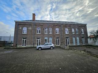 Gerenoveerde eengezinswoning gelegen in Rijkswachtkazerne te Riemst.Woning 3 heeft een woonoppervlakte van  178 m².Indeling:Gelijkvloers: inkom -...