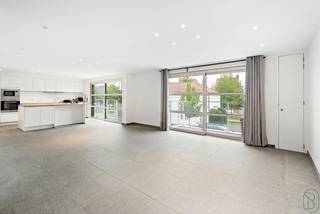 <p><strong>COUP DE CŒUR !! APPARTEMENT SPACIEUX avec 2 TERRASSES et 2 CHAMBRES.</strong><br />Finitions avec des matériaux de QUALITÉ. Possibilité d’acheter un garage box en supplément (25.000 euros). <strong>Composition :</strong> hall d’entrée, séjour lumineux avec cuisine ouverte entièrement équipée avec ÎLOT, salle de bain équipée (baignoire &amp; douche), buanderie, toilette séparée et 2 chambres. <strong>ATOUTS :</strong> double vitrage, chauffage central au gaz naturel, basse consommation énergétique. Plus d’informations et/ou visite sur rendez-vous : Immo Beguin – info@immobeguin.be</p>