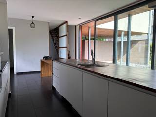 Deze <strong>eigentijdse woning</strong> heeft alles waarnaar je op zoek bent. De ruimte die je hier hebt binnenshuis en buiten is ongezien. <br />Extra troef: in de prijs is een groot stuk <strong>landbouwgrond van maar liefst 3.900 m²</strong> inbegrepen, ideaal voor wie op zoek is naar extra ruimte, privacy of diverse gebruiksmogelijkheden. Waar kan je dit tegenwoordig nog vinden!<br />Een unieke kans voor wie rustig en ruim wil wonen in een hoogwaardige omgeving met een prachtig uitzicht op het omliggend platteland.<br /><strong>De villa</strong> omvat een stijlvolle inkomhal met vestiaire, een apart gastentoilet, een bureau en een ruime wasplaats. Daarnaast is er een praktische, koele berging die rechtstreeks in verbinding staat met de keuken, ideaal voor extra opslag en gebruiksgemak.<br />De woning beschikt over een volledig ingerichte keuken met centraal eiland, die overgaat in de eetplaats en een gezellige zitkamer, wat zorgt voor een aangename en open leefruimte.<br />Via de trap bereikt u de eerste verdieping, waar zich <strong>drie volwaardige slaapkamers</strong> bevinden, waaronder 1 ruime master bedroom met dressing en aparte badkamer. Om het volledig af te maken heb je verder nog een tweede badkamer en nog een apart toilet.<br />Buiten is er een<strong> zonnig terras</strong>, grote tuin met tuinhuis, buitenberging en ver uitzicht. Er is ook een<strong> carport </strong>voor twee auto's.<br />Het EPC behaalt momenteel<strong> label C</strong> (253 kWh/m²) maar mits een kleine aanpassing aan de verwarming kan je al snel een label A halen.<br />De plannen van deze villa kan u opvragen via ons kantoor.<br />Dit is een unieke kans om eigenaar te worden van een villa met uitzonderlijk veel grond aan deze prijs!<br /><br /><strong>Interesse?</strong> Waag je kans en maak een afspraak via tel.<strong> 09 330 61 04</strong> of via info@vastgoedminnaert.be