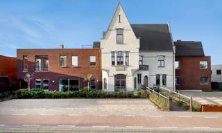 App. 79.0.02: Dit gelijkvloers appartement in hedendaagse stijl heeft 1 slaapkamer, een autostaanplaats, een terras en een bewoonbare oppervlakte van 68 m². Dit lichtrijk appartement is gelegen in de Stationstraat in Moorslede. Hier woon je op nog geen 10 minuten stappen van tal van dagdagelijkse voorzieningen. Mooi wandelen doe je in het Vierkavenbos, natuurreservaat Reutelbos of het Polygoonbos. Een buurt met een gemeenschappelijk terras en een gunstige ligging.<br /><br />Interesse of vragen? Meer info op matexi.be/moorslede of contacteer vrijblijvend onze sales consultant op 051 28 03 69.