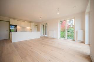 Telefoon: 02 318 18 08 - Het Quincy Project is gelegen op de site van Tour & Taxis als onderdeel van het Iconic Park Lane project. Het project werd ontworpen door architectenbureau noA, die samenwerkten met Sergison Bates en awg aan het concept en het ontwerp van Park Lane. Het gebouw telt 5 verdiepingen en 46 appartementen (1-2 & 3 slaapkamers), die allemaal ruime woonkamers bieden met een eersteklas afwerking, evenals prachtige terrassen met uitzicht op de tuinen van het project of het Tour & Taxis-park.<br />Het project is uitgerust met zonnepanelen, driedubbele beglazing en een regenwaterterugwinningssysteem, waardoor het de allerbeste energie-efficiëntie biedt.<br />Het is een gegarandeerde investering in een wijk die volledig op de schop gaat!