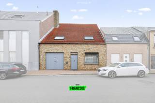 In het hartje van Poperinge vinden we deze verrassend ruime rijwoning. Dankzij de centrale ligging bevinden scholen, winkels en andere...