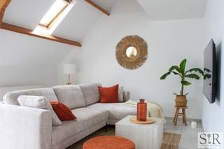 <p>Vernieuwde duplex op de derde verdieping met terras.<br />Dit leuke appartement op de derde verdieping is dankzij zijn ideale ligging een perfecte uitvalsbasis voor iedereen die graag dichtbij het stadscentrum wil wonen en graag een snelle verbinding heeft met de verbindingswegen. <br /><br />Indeling:<br />Je komt dit gezellige appartement binnen via de inkomhal. Er is een ruime leefruimte met een terrasje en een open ingerichte keuken. Verder zijn er nog een twee ruime slaapkamers, een badkamer met douche en lavabomeubel, apart toilet. <br />Op het duplex gedeelte kan speelruimte, bureel of zitkamer voorzien worden. Alle modern comfort is aanwezig.<br /><br />Concreet:<br />Het appartement is ideaal voor mensen die op zoek zijn naar een tof appartement dichtbij de Mechelse binnenstad en op boogscheut van autosnelwegen. <br />EPC label B <br />Lage gemeenschappelijke kosten €50,-/maand.<br />Provisie water €15,-/maand.<br />Gas en elektriciteit individueel (aparte meters).<br />Provisie reinigen septische put €75,-/jaar.<br /><br />Aarzel niet en contacteer ons voor een afspraak per mail info@immosir.be of telefonisch 015 65 50 05.</p>