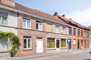 Bent u op zoek naar een bijzonder renovatieproject op een absolute toplocatie? Dit uitzonderlijke vastgoed in Brugge bestaat uit twee in elkaar verweven huizen en biedt een ongekend potentieel voor wie droomt van een karaktervol totaalproject. Met een perceeloppervlakte van 199 vierkante meter en een royale bewoonbare oppervlakte van maar liefst 324 vierkante meter zijn de mogelijkheden hier eindeloos. Een grote troef is dat er, ondanks de noodzaak tot modernisering, geen renovatieverplichting geldt dankzij het gunstige Energieprestatiecertificaat met label D. Zo kunt u dit charmante huis in Brugge volledig op uw eigen tempo transformeren.<br /><br />Indeling: <br /><br />Gelijkvloers:<br />- inkomhal <br />- vestiaire<br />- vroegere winkelruimte<br />- eetkamer / woonkamer<br />- keuken<br />- buiten berging<br />- veranda <br />- zonnig terras<br />- badkamer voorzien van lavabomeubel en inloopdouche<br />- berging <br />- trappenhal langs beide kanten van de woning (n° 49 - 51) <br /><br />Eerste verdieping: <br />- hal<br />- keuken<br />- badkamer voorzien van lavabomeubel en ligbad<br />- apart toilet<br />- woonkamer<br />- slaapkamer<br />- vergund dakterras <br /><br />Tweede verdieping: <br />- nachthal <br />- mogelijkheid voor twee slaapkamers te creëren <br /><br />Op wandelafstand bevindt u zich te midden van gezellige pleinen, lokale winkels, scholen en diverse restaurants. Ook de bereikbaarheid is optimaal: met het openbaar vervoer, de fiets of de auto bent u snel de stad in en uit, met een vlotte verbinding naar de ring en het station. <br /><br />Interesse? Vraag vandaag nog je bezoek aan. <br /><br />De eigendom wordt aangeboden via de Power-sale formule. Van 17/07/2026 om 00:00 tot 07/08/2026 om 00:00 kan u de woning op afspraak komen bezichtigen en een bod uitbrengen. De vermelde prijs is een instelprijs. Voor meer info, gelieve contact op te nemen met de dossierverantwoordelijke.<br /><br />Bestuursmaatregelen in het maatregelenregister: nee