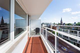 Locatie<br /><br />Op zoek naar een zonnig appartement op een rustige locatie, vlak bij het bruisende centrum van Hoboken en de stad? Dit appartement ligt in een straat met enkel bestemmingsverkeer en op wandelafstand van winkels, scholen, openbaar vervoer, groen en recreatie. Dankzij de nabijheid van de A12, E19, E17 en de Antwerpse Ring geniet u bovendien van een uitstekende bereikbaarheid.<br /><br />Beschrijving<br /><br />Dit lichtrijke appartement op de 5e verdieping van een verzorgd gebouw beschikt over een ruime inkomhal met vestiairekast. De woonkamer met parketvloer geeft uit op een zonnig terras. Aansluitend bevindt zich de keuken met berging en aansluitingen voor wasmachine en droogkast. Verder zijn er een badkamer met bad en dubbele wastafel, een apart toilet en twee ruime slaapkamers met parketvloer. Eén slaapkamer biedt toegang tot een tweede terras met uitzicht op de binnentuin. Het gebouw beschikt over een gemeenschappelijke fietsenberging en afvalruimte. Een ruime staanplaats voor twee stadswagens is optioneel aan te kopen voor €25.000.<br /><br />Belangrijkste troeven<br /><br />- Centrale ligging nabij alle voorzieningen<br />- Lichtrijke woonkamer<br />- Twee ruime slaapkamers<br />- Twee terrassen<br />- Parket in woon- en slaapkamers<br />- Ruime staanplaats (optioneel)<br />- EPC-label B (goed voor je portemonnee én milieu)<br />- Gemeenschappelijke fietsenberging.<br /><br />Verplichte vermeldingen<br />EPC: 106 kWh/m²/jaar – Label B;<br />P- & G-score: D & A;<br />Stedenbouw: Vg-Wg-Gmo-Gvkr-Gvv.