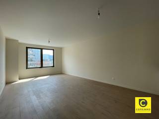 <p><span>Appartement neuf d'une chambre à coucher, idéalement situé sur l'Eilandje</span></p><p><span>Cet appartement spacieux de 1 chambre, quasi neutre en énergie (BEN), est situé dans la résidence "Québec" sur l’Eilandje. Au coin de la rue, vous trouverez le magnifique port de plaisance du MAS, avec divers établissements de restauration pour tous les goûts. En été notamment, vous pourrez profiter chaque jour d’une véritable ambiance de vacances au bord de l’eau. De plus, vous trouverez à quelques minutes à pied plusieurs supermarchés, des stations de vélos et les transports en commun. Vous préférez tout de même prendre la voiture ? Grâce à son emplacement à proximité des grands axes routiers, tels que les Leien et le tunnel du Waasland, vous rejoindrez en un clin d’œil votre destination, que ce soit en ville ou à l’extérieur.</span></p><p><span> </span></p><p><span>Pièce à vivre & e cuisine</span></p><p><span>L'appartement dispose d'un grand espace de vie avec cuisine ouverte. La cuisine est équipée de tous les appareils électroménagers (plaque à induction, four à micro-ondes combiné, lave-vaisselle et réfrigérateur avec compartiment congélateur). L'ensemble de l'appartement est recouvert d'un carrelage imitation bois avec chauffage au sol.</span></p><p><span> </span></p><p><span>Chambre à coucher et salle de bains d & </span></p><p><span>L'appartement dispose d'une chambre spacieuse avec salle de bains attenante, équipée d'une douche à l'italienne et d'un meuble-lavabo offrant de nombreux rangements.</span></p><p><span> </span></p><p><span>Espace de rangement</span></p><p><span>L'appartement dispose également de toilettes séparées et d'un local de rangement où se trouvent les installations techniques et les branchements pour une machine à laver et un sèche-linge.</span></p><p><span> </span></p><p><span>Terrasse commune et jardin intérieur</span></p><p><span>Les résidents de la résidence ont accès, à leur étage, à une grande terrasse commune donnant sur un espace commun. La résidence dispose également d'un agréable jardin intérieur commun. </span></p><p><span> </span></p><p><span>Loyer, charges & s et disponibilités</span></p><p><span>Loyer : €950/mois </span></p><p><span>Place de parking (en option) : €110/mois </span></p><p><span>Charges communes : €110/mois (chauffage, minuterie et entretien des parties communes)</span></p><p><span>Frais de mise en service : €250 (montant unique)</span></p><p><span>Disponible : 01/09/2026</span></p><p><span> </span></p><p><span>Quelques atouts</span></p><ul><li><span>Emplacement de choix dans le quartier animé de l'Eilandje</span></li><li><span>PEP A</span></li><li><span>Système de ventilation D</span></li><li><span>Internet par fibre optique disponible</span></li></ul>