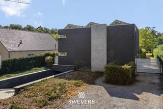 Voor meer info en foto’s, surf naar www.swevers.be – Dennenstraat 61 in Ham is een instapklare open bebouwing met 256 m² bewoonbare oppervlakte, gelegen op twee percelen met een totale oppervlakte van maar liefst 1.655 m². De woning werd gebouwd in 2005 en combineert een praktische indeling met veel binnen- en buitenruimte.<br />Op het gelijkvloers bevinden zich de inkomhal met gastentoilet, een ruime woonkamer van 38 m² en een open keuken van 11,57 m² met plaats voor een eiland. Een aparte berging en ingemaakte kasten zorgen voor extra opbergruimte. De eerste verdieping telt drie slaapkamers van 15,30 m², 10,98 m² en 10,07 m², aangevuld met een badkamer, apart toilet en berging. Een grote troef is de volledige onderkeldering van circa 50 m², met onder meer twee kelderruimtes, een wasplaats en een inpandige garage. Daarnaast is er een tweede, vrijstaande garage.<br />Buiten geniet je van een royaal westelijk georiënteerd perceel en een zwembad, ideaal om optimaal van zonnige namiddagen en avonden te genieten. Scholen en winkels liggen op circa 1,1 km, terwijl openbaar vervoer en restaurants zich op minder dan 500 meter bevinden. Voor meer informatie, bel 011 255 155. Bron bewoonbare oppervlakte: EPC – verslag.