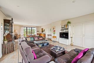 Op een prachtig perceel van maar liefst 19are 58ca bevindt zich deze landelijke en energiezuinige villa met een indrukwekkende bewoonbare oppervlakte van 469 m². Deze stijlvolle woning werd in 1985 gebouwd met hoogwaardige en duurzame materialen die vandaag nog steeds getuigen van vakmanschap en kwaliteit. De villa is gelegen op slechts 3 minuten van het centrum van Herk-de-Stad.<br /><br />Doorheen de volledige woning werd gekozen voor authentieke Franse Bourgondische natuursteen, een tijdloos materiaal en de ideale warmtegeleider voor de aanwezige vloerverwarming. De ramen zijn uitgevoerd in duurzaam afzelia hout, gekend om zijn uitzonderlijke levensduur en elegante afwerking. Ook in de badkamer werd niet bespaard op kwaliteit, met de toepassing van stijlvol marmer dat zorgt voor een luxueuze toets. De keuze voor hoogwaardige materialen vormt een tijdloze basis die zich leent tot uiteenlopende interieurstijlen, van modern en klassiek tot landelijk.<br /><br />Een van de absolute troeven van deze villa is de doordachte architectuur, waarbij de volledige woning werd georiënteerd naar de zonnige, zuidwestelijk gerichte tuin. Dankzij deze indeling genieten vrijwel alle leefruimtes van een prachtig uitzicht op het groen en een maximale lichtinval gedurende de dag. <br /><br />Gelijkvloers<br /><br />Via de ruime inkomhal met apart gastentoilet betreedt u deze uitzonderlijke woning. Op het gelijkvloers vindt u een veelzijdige bureauruimte, die zich eveneens perfect leent als slaapkamer, een lichtrijke woon- en eetkamer en een ruime leefkeuken met voldoende plaats voor een royale eettafel. Aansluitend bevindt zich een sas dat toegang biedt tot de praktische achterliggende ruimtes, waaronder een aparte wasruimte, een hobbykamer met rechtstreekse toegang tot de tuin, een ruime voorraadkamer/berging, een extra toilet en een grote badkamer. Als extra troef beschikt de woning over een ruime dubbele inpandige garage, die zowel rechtstreeks vanuit de traphal als via het sas achteraan de woning toegankelijk is.<br /><br />Eerste verdieping<br /><br />De ruime nachthal geeft toegang tot vijf volwaardige slaapkamers en een zeer ruime badkamer en meerdere berguimtes. Eén van de kamers werd momenteel ingericht als zitruimte, maar biedt alle mogelijkheden om omgevormd te worden tot een prachtige mastersuite met dressing. Via een vaste trap bereikt u bovendien de zolderverdieping, waar nog tal van uitbreidingsmogelijkheden aanwezig zijn.<br /><br />Kelder<br /><br />De woning is volledig onderkelderd met kruipkelder enerzijds en anderzijds een ruime volwaardige kelderverdieping met een technische ruimte voor de verwarmingsinstallatie en nutsvoorzieningen, aangevuld met meerdere praktische bergruimtes. <br /><br />Tuin en buitenomgeving<br /><br />Buiten geniet u van een prachtig aangelegde, zuidwestelijk georiënteerde tuin met een aangenaam deels overdekt terras. Achteraan grenst het perceel aan agrarisch gebied, wat zorgt voor blijvende groene vergezichten, maximale privacy en een uitzonderlijk gevoel van ruimte.<br /><br />Deze uitzonderlijke eigendom combineert hoogwaardige materialen, een doordachte indeling, energiezuinig wooncomfort en een unieke groene ligging. Dankzij de veelzijdige opzet is ze perfect geschikt als kangoeroewoning, ruime ééngezinswoning of een woning met praktijkruimte.