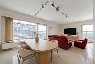 <p><span>Informatie &amp; bezoeken: </span><span>anastasia.s@weinvest.be</span><span> | 02 315 77 22</span></p>
<p><span>Ontdek dit prachtige appartement met 3 slaapkamers, gelegen op de 19de verdieping van een uitstekend onderhouden mede-eigendom in Jette.</span></p>
<p><span>De ligging is een absolute troef: op wandelafstand van winkels, scholen, parken en alle dagelijkse voorzieningen. Dankzij de nabijheid van tram-, bus- en metroverbindingen geniet u van een uitstekende bereikbaarheid. Bovendien zorgen de vlotte aansluiting op de Brusselse Ring en de tunnels voor een snelle verbinding naar het stadscentrum en de belangrijkste invalswegen.</span></p>
<p><span>Bij het betreden van het appartement wordt u meteen gecharmeerd door de ruime volumes, de overvloedige lichtinval en de uitstekende staat van onderhoud. Het appartement beschikt over drie mooie slaapkamers, tal van opbergmogelijkheden en een praktische wasruimte, wat garant staat voor optimaal wooncomfort.</span></p>
<p><span>De twee ruime terrassen vormen een verlengstuk van de leefruimte en bieden een prachtig vrij uitzicht over Brussel, ideaal om volop te genieten van zonnige dagen of het indrukwekkende panorama.</span></p>
<p><span>Een extra troef is dat het appartement volledig gemeubeld wordt verkocht met kwalitatief maatwerkmeubilair, ontworpen om elke ruimte optimaal te benutten. Ideaal voor wie onmiddellijk wil intrekken of op zoek is naar een zorgeloze investering.</span></p>
<p><span>Een afgesloten garagebox is beschikbaar voor een meerprijs van € 30.000 en biedt extra comfort in deze gegeerde buurt.</span></p>
<p><span>EPC: C – CO₂-uitstoot: 29 kg/m²/jaar – Primair energieverbruik: 150 kWh/m²/jaar.</span></p>
<p><span>Een appartement dat comfort, functionaliteit en een topligging perfect combineert. Zeker een bezoek waard!</span></p>
<p><span>Neem vandaag nog contact met ons op om een bezoek te plannen! Ontdek al onze exclusieve panden op WEINVEST.BE.</span></p>
<div><hr /></div>
<h1></h1>