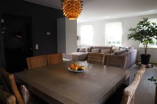 Deze magnifieke halfopen woning geniet van een uitstekende ligging, vlakbij de op- en afrit van de E40 en met een vlotte verbinding naar...