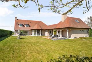 Grote degelijke perfect onderhouden klassewoning op 3000m2. Perfect onderhouden villa met ca. 400 m² bewoonbare oppervlakte, gelegen op een prachtig, volledig omheind perceel met ruime oprit, parking en dubbele garage. Ideaal voor grote gezinnen, zelfstandigen of vrij beroep.Indeling: inkomhal met vestiaire en gastentoilet, zeer lichtrijke en ruime leefruimte, leefkeuken met extra zit- en eethoek en zicht op de tuin, wasplaats, technische ruimte, badkamer, slaapkamer/bureau en kelder.Op de verdieping: 4 grote slaapkamers, een zeer ruime hobbykamer, dressing, apart toilet en tweede badkamer. Daarnaast is er nog een grote zolder.Troeven:* 5 slaapkamers + hobbyruimte* Enorm veel ruimte en mogelijkheden* Conforme elektriciteit* Dubbele beglazing (PVC)* CV op mazout* Instapklaar en uitstekend onderhoudenEen ideale woning voor wie ruimte, comfort en flexibiliteit zoekt.Bezoek na afspraak met IMMO BEGUIN: arne@immobeguin.be