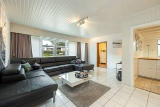 <p><span> </span></p><p><span>Op zoek naar een ruime woning met veel licht, een praktische indeling en een zee aan buitenruimte? Deze verzorgde woning in Wommelgem combineert comfortabel wonen met een uitstekende bereikbaarheid vlakbij de autosnelweg. Ideaal voor wie ruimte en mogelijkheden zoekt, zowel binnen als buiten.</span></p><p><span> </span></p><p><span>Licht, leefruimte en gezelligheid</span></p><p><span>Via de inkomhal kom je in de aangename leefruimte, waar grote ramen zorgen voor een mooie lichtinval. Aansluitend vind je de eetkamer en de keuken, die samen een open en gezellige plek vormen voor het dagelijkse leven. De keuken is praktisch ingericht en sluit naadloos aan op de ruime veranda. Deze veranda is een echte meerwaarde: met z’n ca. 36 m² en overvloed aan licht creëer je hier moeiteloos een extra leefruimte, eetplaats of ontspanningsplek met zicht op de tuin. Dankzij de aanwezige verwarming geniet je hier het hele jaar door.</span></p><p><span>Verder vind je op het gelijkvloers nog een ruime technische berging/wasruimte met voldoende opslagruimte, evenals een volledig betegelde douchekamer met toilet – handig en praktisch ingericht.</span></p><p><span> </span></p><p><span>Comfortabel slapen en ruimte om te groeien</span></p><p><span>Op de eerste verdieping geeft de nachthal uit op drie volwaardige slaapkamers van telkens ca. 11 à 12 m². Ideaal als gezinswoning of voor wie extra ruimte wenst voor bureau of hobby.</span></p><p><span>De badkamer is ruim en functioneel, voorzien van een ligbad, dubbele lavabo en toilet. Ze heeft een retro karakter en biedt de mogelijkheid om naar eigen smaak te vernieuwen.</span></p><p><span> </span></p><p><span>Genieten van buitenruimte en vrijheid</span></p><p><span>Buiten beschik je over bijzonder veel ruimte. Vooraan is er een ruime parking, terwijl de carport extra beschutting biedt. Achteraan ligt een grote, verharde tuin met een gezellig overdekt terras en loungehoek – perfect om te genieten van zonnige dagen.</span></p><p><span>De tuin is bovendien rechtstreeks toegankelijk vanop straat, wat extra praktisch is. Ook het tuinhuis biedt nog bijkomende opslagruimte.</span></p><p><span> </span></p><p><span>Strategisch gelegen en vlot bereikbaar</span></p><p><span>De woning bevindt zich in Wommelgem, in een eerder industriële omgeving maar met een grote troef: de bereikbaarheid. Je zit hier vlakbij belangrijke invalswegen en autosnelwegen, waardoor je je vlot verplaatst naar Antwerpen en daarbuiten. Ideaal voor wie mobiliteit belangrijk vindt.</span></p><p><span> </span></p><p><span>Maatregelenregister: in aanvraag</span></p><p><span> </span></p>