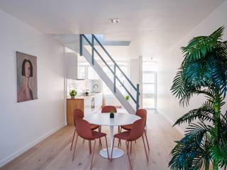 Recent gerenoveerde stadswoning met vier slaapkamers en tuin<br /><br />EPC-score: B<br />Mobiscore: 9,5/10<br /><br />In de nabijheid van tal van voorzieningen en op fietsafstand van het station van Gent Sint Pieters en het historische centrum bevindt zich deze gerenoveerde woning. <br /><br />Op het gelijkvloers kom je binnen in de inkom, die onmiddellijk toegang geeft tot de volledig geïnstalleerde keuken met alle moderne toestellen. Aansluitend vind je de eetkamer die vlot overloopt in de gezellige leefruimte. Dankzij het grote schuifraam geniet je hier van een zicht op de ruime stadstuin — een echte troef in centrum Gent!<br /><br />De eerste verdieping beschikt over een apart toilet, een uitgeruste badkamer met inloopdouche en dubbele lavabo, en een eerste volwaardige slaapkamer.<br /><br />Op de tweede verdieping bevinden zich twee bijkomende slaapkamers. Eén van deze kamers is uitgerust met een extra trap die leidt naar de afgewerkte zolderverdieping, ideaal als vierde slaapkamer, hobbyruimte of thuisbureau.<br /><br />De woning combineert hedendaags wooncomfort met een uitstekende ligging dicht bij winkels, scholen en openbaar vervoer. <br /><br />Perfect voor starters, jonge gezinnen of als slimme investering!<br />Verhuurwaarde: € 1.500 <br /><br />Interesse in deze woning in centrum Gent? <br />Contacteer Hélène via 0479 57 47 30 of helene@vicusvastgoed.be voor meer informatie of een bezoek.