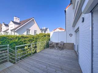 Zeebrugge op enkele minuutjes van Knokke – Op slechts een zucht van het strand bevindt zich dit volledig gerenoveerde woon - en/of vakantiehuis...