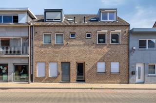 Met zijn rustige maar toch centrale ligging in Zandvliet, kunnen we de locatie als zeer gunstig omschrijven. Winkels, scholen, openbaar vervoer, autostrade, haven etc., alles in de directe omgeving van het appartement. <br /><br />Dit duplex appartement verkeert in een prima staat, is steeds goed onderhouden en heeft alles in huis om er uw nieuwe thuis van te maken! <br /><br />Het appartement beschikt over een open leefruimte met een volledig geïnstalleerde en vernieuwde keuken. Verder vinden we een praktische bergruimte met aansluiting wasmachine/droogkast en apart gastentoilet op de eerste etage. Door de riante glaspartij heeft u rechtstreeks contact met het ruime terras. <br /><br />De tweede verdieping omvat 2 slaapkamers, een nette badkamer en een apart toilet. <br /><br />Kortom een volledig instapklaar appartement met heel wat troeven. Zeker een bezoekje waard. <br /><br />Bijzonderheden: <br />- Mogelijkheid om autostaanplaats te huren<br />- recent bouwjaar <br />- gunstig EPC: kWh/m² <br />- EK conform<br />- individuele meters<br />- kelderberging <br /><br />Interesse in dit prachtige appartement te koop in Zandvliet? Contacteer ons vrijblijvend voor meer info of een afspraak op kantoor via 036666666 of per mail op kapellen@dewaele.com.<br />Dewaele Vastgoed - Hoevensebaan 25, 2950 Kapellen. <br /><br />Bestuursmaatregelen in het maatregelenregister: in aanvraag