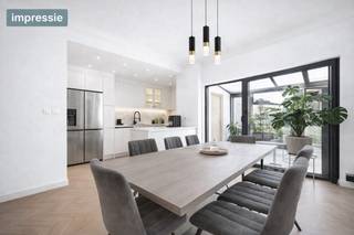 <p>Deze woning is ideaal gelegen in Turnhout, nabij de vaart en op wandelafstand van het centrum. Dankzij de nabijheid van winkels, scholen en invalswegen geniet je hier van een uitstekende bereikbaarheid en alle voorzieningen binnen handbereik.</p>
<p>Bij het betreden van de woning kom je in een ruime en lichtrijke inkomhal. Op het gelijkvloers bevindt zich een slaapkamer met ingemaakte kast en zicht op de tuin, een inpandige garage en een ruime wasplaats die ook perfect kan dienen als werkruimte, aangevuld met een aparte berging.</p>
<p>Op de eerste verdieping vind je een ruime woonkamer met laminaat in Hongaarse punt, aansluitend een lichtrijke eetkamer en een volledig geïnstalleerde halfopen keuken. Verder is er een badkamer met inloopdouche, lavabo en toilet, en een veranda met zicht op de tuin.</p>
<p>De tweede verdieping beschikt over drie slaapkamers, waaronder een masterbedroom met rechtstreekse toegang tot een tweede badkamer met inloopdouche, lavabo en toilet. Daarnaast is er nog een aparte dressingruimte aanwezig.</p>
<p>Buiten geniet je op een perceel van 322 m² van een westgerichte tuin met overdekt terras, veranda, vijver en twee tuinbergingen. Ideaal om in elk seizoen van de groene omgeving te genieten. Bovendien beschikt de eerste verdieping over een buitentrap met rechtstreekse toegang tot de tuin.</p>
<p>De woning beschikt over EPC-label B (167 kWh/m²), wat zorgt voor energiezuinig wonen. Bovendien werd de woning grondig en totaal gerenoveerd, met onder meer: dakisolatie (12 cm), vernieuwde badkamers en keuken, een nieuwe HR-gasketel, vernieuwde ramen, alsook volledige pleister- en schilderwerken.</p>
<p>Deze woning biedt een mooie combinatie van ruimte, licht en comfort, ideaal voor een gezin dat centraal maar toch rustig wil wonen.</p>
<p>Troeven:<br />• 4 slaapkamers en 2 badkamers<br />• Westgerichte tuin met vijver, terras en veranda<br />• Inpandige garage en parkeergelegenheid vooraan<br />• Energiezuinig (EPC B) en recent gerenoveerd</p>