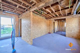 <p><span>Deze knusse woning is gelegen op een mooi perceel van 7a35ca. </span></p><p><span> </span></p><p><span>Indeling gelijklvoers:</span><span> inkomhal, woonkamer met open keuken, berging/wasplaats, achterinkom, apart toilet, badkamer, bureauruimte. </span></p><p><span> </span></p><p><span>Indeling verdieping:</span><span> nachthal, apart toilet, master bedroom met dressing, zolder- en technische ruimte. </span></p><p><span> </span></p><p><span>De woning werd recent volledig gestript en voorzien van volgende vernieuwingen: </span></p><ul><li><span>Dak </span></li><li><span>Ramen</span></li><li><span>Afvoeren</span></li><li><span>Elektriciteit</span></li><li><span>Isolatie (dak, muren, vloeren)</span></li><li><span>Regenwaterput</span></li><li><span>Voorzieningen voor warmtepomp</span></li><li><span>Voorzieningen voor ventilatiesysteem D+</span></li><li><span>...</span></li></ul><p><span> </span></p><p><span>De woning is inmiddels afgewerkt tot op de chape en kan verder naar eigen smaak en behoeften ingericht worden. </span></p><p><span>De toestellen voor verwarming en ventilatie zijn aanwezig (en inbegrepen in de prijs) moeten enkel nog geïnstalleerd worden. </span></p><p><span> </span></p><p><span>Troeven: </span></p><ul><li><span>Grote renovatiewerken reeds gebeurd</span></li><li><span>Afwerking en inrichting naar eigen smaak en behoeften</span></li><li><span>Ruime woonkamer met open keuken</span></li><li><span>Ruime master bedroom met prachtig zicht op de tuin</span></li><li><span>Ensuite dressing</span></li><li><span>Ideale starterswoning</span></li><li><span>Ruim perceel met groen zicht achteraan</span></li><li><span>Vlotte verbinding naar omliggende gemeenten</span></li></ul><p><span> </span></p><p><span> </span></p>