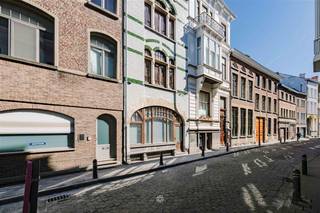 <p><span>GHENT - Completely renovated town house with terrace and view of the Castle of the Counts</span></p><p><span> </span></p><p><span>In the charming Prinsenhof, on a prime location in the heart of Ghent, we find this stylishly renovated middle-class house with three bedrooms. The perfect combination of character, comfort and location. </span></p><p><span> </span></p><p><span>Main assets: </span></p><ul><li><span>Completely and tastefully renovated</span></li><li><span>Large terrace off the kitchen</span></li><li><span>Bright living space with stove</span></li><li><span>Breathtaking view of the Castle of the Counts</span></li><li><span>Spacious wine cellar with facilities for washing machine and dryer</span></li></ul><p><span> </span></p><p><span>This is what the ground floor looks like: </span></p><p><span>We enter the house through a spacious entrance hall with guest toilet. The dining area connects nicely to the kitchen, which offers direct access to the large terrace. </span></p><p><span> </span></p><p><span>This is what the floors look like: </span></p><p><span>On the second floor is the bright living space with cozy stove. The second floor houses a spacious bedroom and a bathroom with bathtub/shower, sink, toilet and built-in wardrobe. The top floor houses the master bedroom with separate shower and toilet, and a magnificent view of the historic Castle of the Counts. </span></p><p><span> </span></p><p><span>Guide price: 1.190.000,00 euro</span></p><p><span>EPC: B</span></p><p><span> </span></p><p><span>Contact Axel Lenaerts estate agents to visit this ready to move in property with character. </span></p>