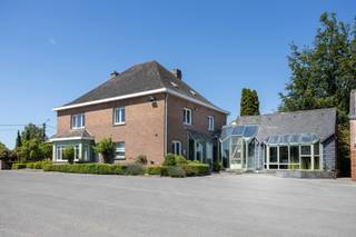 <p>Deze statige burgerwoning werd gebouwd in 1957 en kreeg een grondige renovatie in 1985. Ligging langs de gewestweg Wetteren - Dendermonde te Schellebelle.<br />Een goede handelsligging, ruimte voor vrij beroep of kantoren én een loods/garage van meer dan 150m². Dit in combinatie met een grote gezinswoning, moderne opengewerkt interieur bij vorige renovatie.<br />Indeling :<br />inkomhal<br />Ruime woonkamer in parket met open haard. Een grote keuken met tweede leefruimte, kelder, wasplaats, doucheruimte en burelen<br />Boven 5 slaapkamers, waarvan 1 met dressing, een grote badkamer met dubbele lavabo en ligbad en nog een volledige zolderruimte om in te richten<br />Kortom, 373 m² aan bewoonbare oppervlakte maakt dat je ruim kan wonen, daarnaast is er heel veel ruimte voor kantoren/vrij beroep en de loods die voor elke zelfstandige.<br /><br />Graag meer info of een bezoek? Contacteer els@cornelis-goeman.be</p>