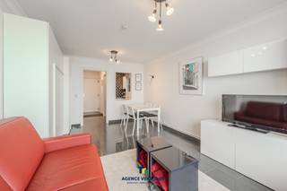 Wauw! Deze vernieuwde, instapklare studio geniet van adembenemend uitzicht op zee en de iconische Pier. Bij het betreden van de studio komt u terecht in een verzorgde inkomhal die uitgeeft op de lichtrijke leefruimte met aansluitend balkon. De functionele keuken sluit naadloos aan op de leefruimte en de tijdloos ingerichte badkamer is uitgerust met een douche, wastafel en toilet. Dankzij de grote raampartijen baadt deze studio in natuurlijk licht, wat het gevoel van ruimte en comfort versterkt. De studio is gelegen op de 7de verdieping en is vlot bereikbaar via de lift. De residentie bevindt zich op een uitstekende centrale ligging en is toegankelijk via zowel de Zeedijk als de Graaf Jansdijk. Bovendien werden binnen de residentie recent diverse investeringen uitgevoerd. In de kelderverdieping beschikt u over een privatieve berging. Een perfecte keuze als tweede verblijf aan zee of als zorgeloze investering op een topligging. Aarzel niet en maak vandaag nog een afspraak voor een bezichtiging.<br /><br />Verwarming: gemeenschappelijke stookinstallatie op gas | EPC: 122 kWh/m² ~ UC: 0002818914-RES-1 ~ label B | Oppervlakte: +/- 33 m² (totale indicatieve oppervlakte op basis van EPC-attest) | Overstromingsgevoeligheid: P-score: A (0856/00A003) / G-score: A (ID8221699) | Stedenbouwkundige inlichtingen: Woongebied, Vergund, Geen rechterlijke herstelmaatregel of bestuurlijke maatregel opgelegd, Geen voorkooprecht , Geen verkavelingsvergunning