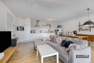 Dit moderne appartement bevindt zich in de klassevolle residentie South View, op enkele passen van het strand, het zwembad, tram- en bushaltes en diverse winkels en supermarkten. Het appartement bevindt zich aan de achterzijde van de residentie, in een rustige, brede straat en met een open zicht vanop het terras en vanuit de woonkamer.<br />Gezien het appartement werd opgeleverd in 2018, voldoet het aan alle nieuwe normen en comfort: het heeft een EPC-label A, het is asbestvrij en de elektrische installatie is conform.<br />Indeling: inkomhal, woonkamer met open, geïnstalleerde keuken, terras, 2 slaapkamers, badkamer met douche, ligbad en dubbel lavabomeubel, apart toilet en berging met aansluiting voor wasmachine.<br />Mogelijkheid tot aankoop van een ruime garagebox in het gebouw!<br />Dit appartement is geschikt voor iedereen die zorgeloos wil wonen of investeren nabij het strand te Mariakerke!